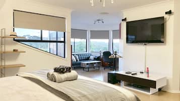 5 bedrooms, desk, iron/ironing board, travel cot