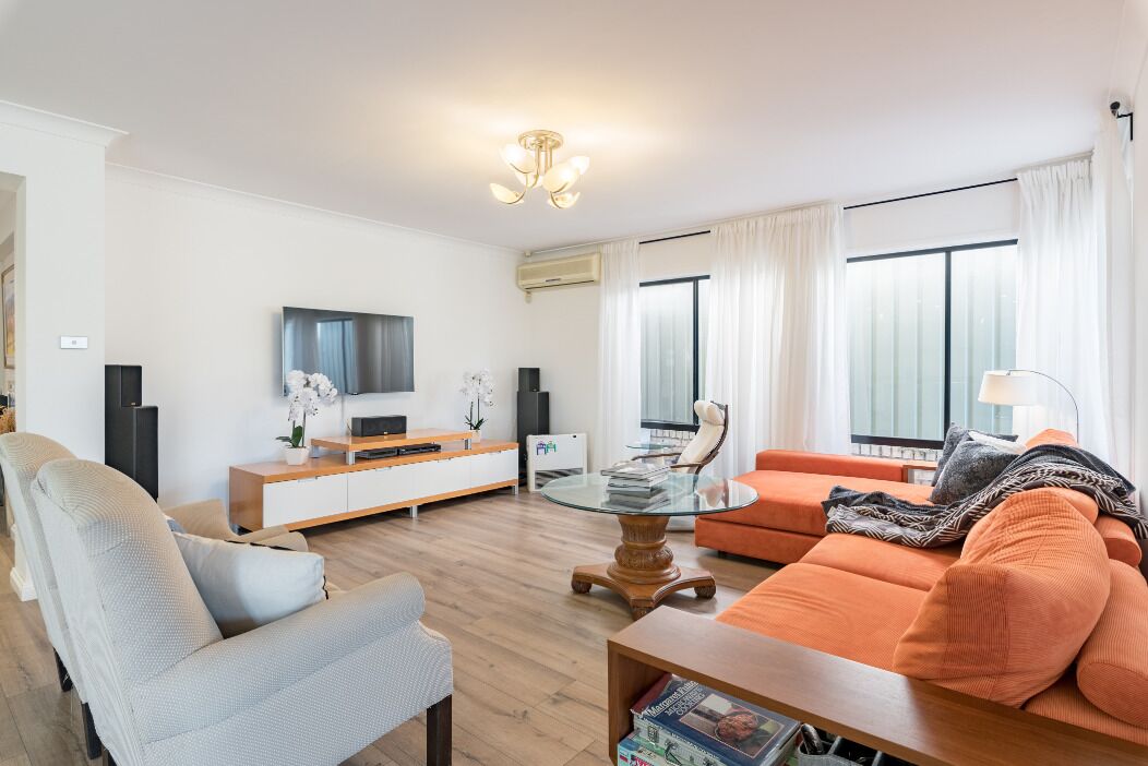 Smart TV, DVD player, books, offices