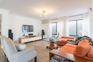 Smart TV, DVD player, books, offices - STUNNING RENOVATED HOME CLOSE TO SYDNEY (Prestons)