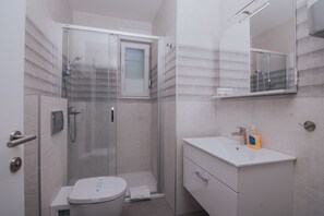 Dusj, hårføner, håndklær og såpe