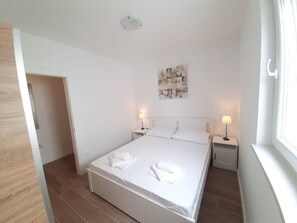 2 chambres, coffres-forts dans les chambres, fer et planche à repasser