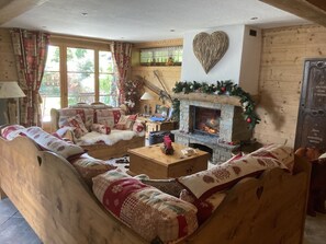 Smart-TV, peis, bøker og musikkbibliotek