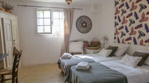 A bedroom with two beds, a window with curtains, a wall-mounted decorative plate, a basket, and a lamp. - Provençal farmhouse with pool in the Drôme Provençale, La Garde-Adhémar (La Garde-Adhémar)