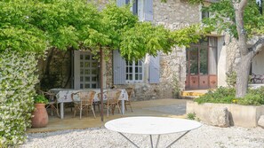 Outdoor dining - Authentic Provençal farmhouse with pool in the Drôme Provençale, La Garde-Adhémar (La Garde-Adhémar)