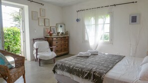 4 bedrooms, iron/ironing board, free WiFi - Authentic Provençal farmhouse with pool in the Drôme Provençale, La Garde-Adhémar (La Garde-Adhémar)