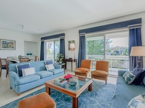 تلفزيون، مدفأة، كُتُب