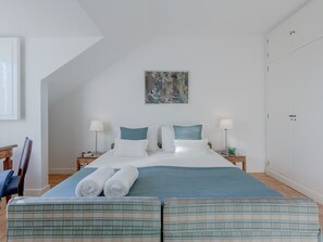 4 عدّة غرف نوم ومكواة/لوح كي وواي فاي وملاءات أسرّة