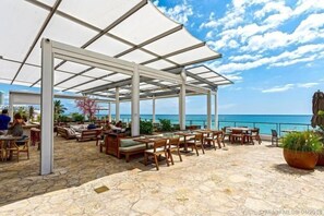 Beach bar - Ocean & Bay View Residence 1 Bed 1 Bath @ Beachwalk (Hallandale Beach)