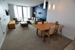 House | In-room dining - Ocean & Bay View Residence 1 Bed 1 Bath @ Beachwalk (Hallandale Beach)