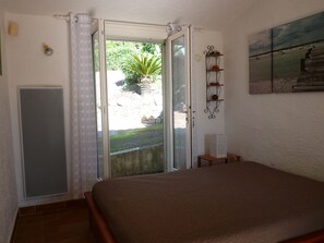 3 bedrooms, iron/ironing board, free WiFi, bed sheets - 800m from the sea, pretty Provencal villa, quiet, swimming pool, garden in the Golf St. Tropez (Roquebrune-Sur-Argens)