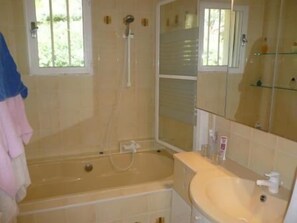 Suihkun ja ammeen yhdistelmä, hiustenkuivaaja