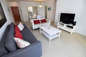 House | Living area | TV - Tides-5q (Hollywood)