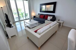 House | Living area | TV - Tides-5q (Hollywood)