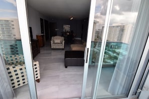 House | Living area | TV - Spectacular Ocean View -  2 Beds + 2 Baths On The Beach (Hollywood)
