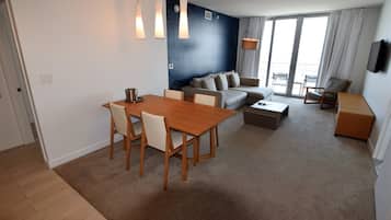 Condo (BW-2707A) | In-room dining