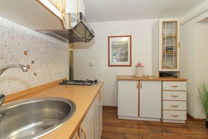 Kylskåp, kaffe- och tebryggare, brödrost och grytor/köksredskap