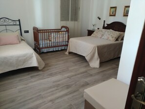 4 bedrooms, iron/ironing board, Internet, bed sheets