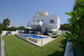 An infinity pool, a heated pool, pool loungers - The Marina View Villa wifi and heated pool (Santanyí)
