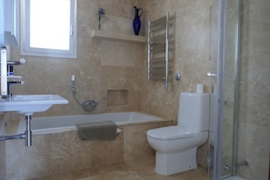 Combined shower/bathtub, hair dryer, towels, soap - The Marina View Villa wifi and heated pool (Santanyí)
