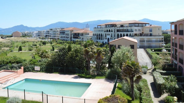 Unclassified image, 1 of 22, button - Cozy Beachfront Studio with Pool, Parking, and Terrace in Saint Cyprien (Saint-Cyprien)