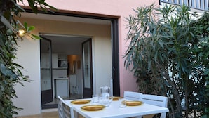 Unclassified image, 4 of 22, button - Cozy Beachfront Studio with Pool, Parking, and Terrace in Saint Cyprien (Saint-Cyprien)