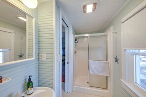 Gratis toiletartikelen, een haardroger, handdoeken