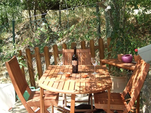 Appartement de 2 chambres, piscine naturelle dans un endroit calme au bord de la rivière près de la mer