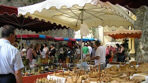 A market stall with various wooden utensils and bottles. - Beautiful River-front Apartment with Natural Pool (Sorède)