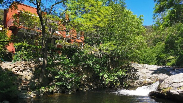 A natural landscape with a clear stream, rocky terrain, and lush greenery. - Beautiful River-front Apartment with Natural Pool (Sorède)