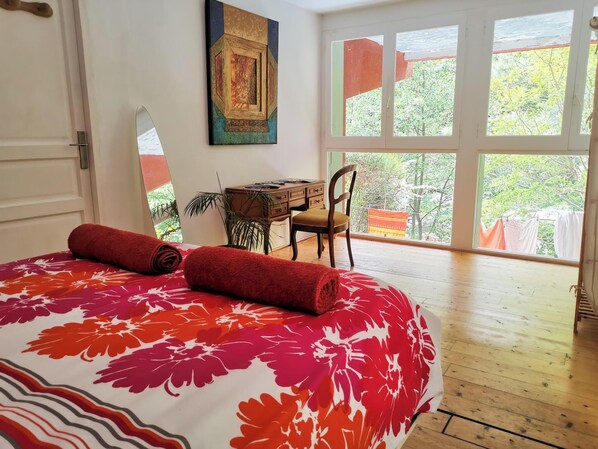 2 bedrooms, iron/ironing board, free WiFi, bed sheets