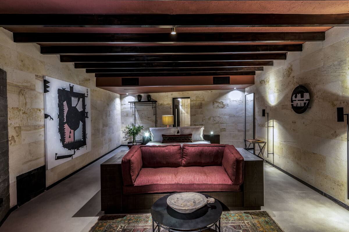 Stone Suite with Cave Bath | 高档床上用品、迷你吧、客房内保险箱、隔音