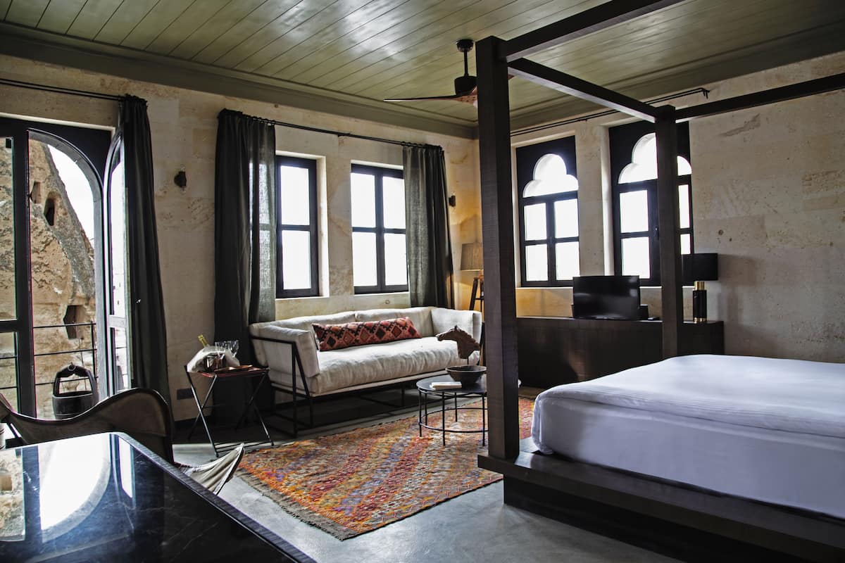 Suite with French Balcony | 高档床上用品、迷你吧、客房内保险箱、隔音