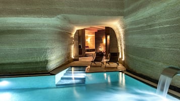 Piscine couverte, accÚs possible de 09 h 00 à 21 h 00, chaises longues