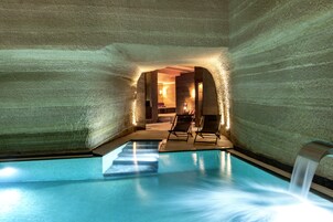 室内游泳池，09:00 至 22:00 开放，日光浴躺椅