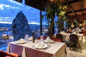 Petit déjeuner, déjeuner et dîner servis sur place