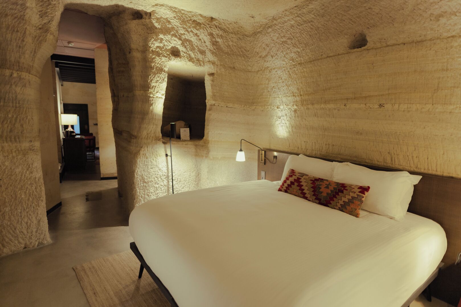 Cave Deluxe | Premium bedding, minibar, in-room safe, soundproofing