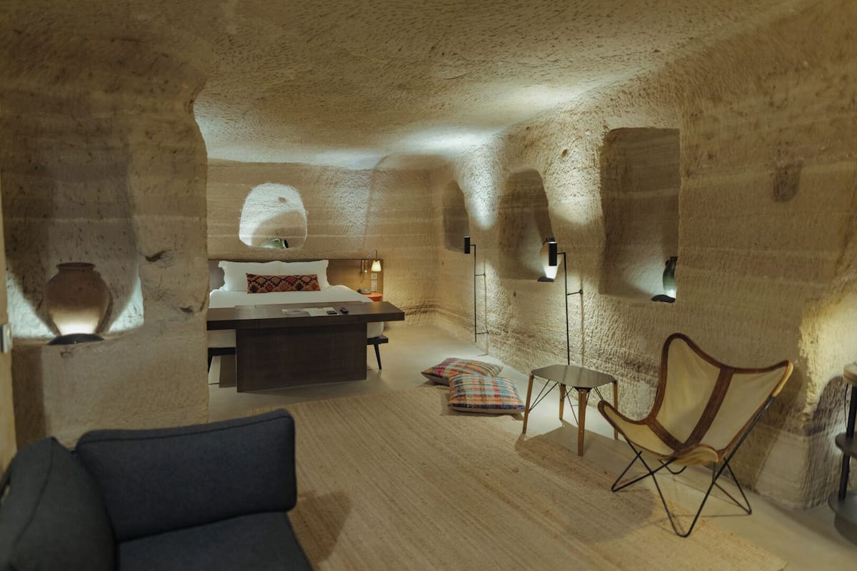 Cave Suite | 高档床上用品、迷你吧、客房内保险箱、隔音