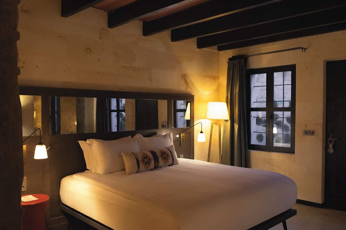 Deluxe with Bathtub | Sengetøy av topp kvalitet, minibar, safe på rommet og lydisolert