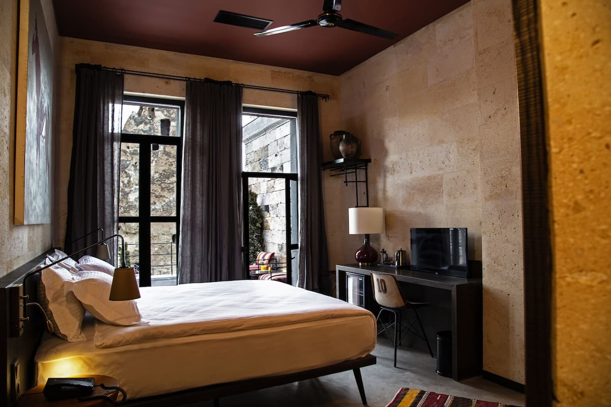 Deluxe with Balcony | 高档床上用品、迷你吧、客房内保险箱、隔音