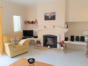 Fernseher, Kamin, DVD-Player, Bücher