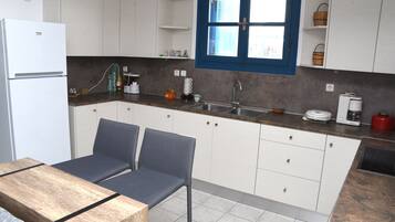 Wasserkocher mit Kaffee-/Teezubehör, Kühlschrank, Ofen, Wasserkocher