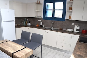 Réfrigérateur, four, cafetière/bouilloire, bouilloire électrique