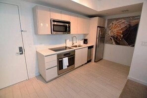 House | Private kitchenette | Dishwasher, cookware/dishes/utensils