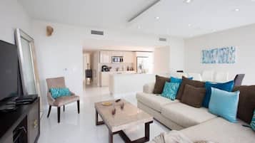 House (BW-1902) | Living area | Flat-screen TV