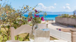 A table with a clear view of the sea and a white chair. - Beach Front Line Apartment with sea views, in Port d'Alcudia (Alcúdia)