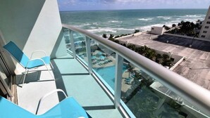 A balcony with a view of the ocean and a pool area. - Spectacular 1 Bed 1 Bath @ Tides (Hollywood)