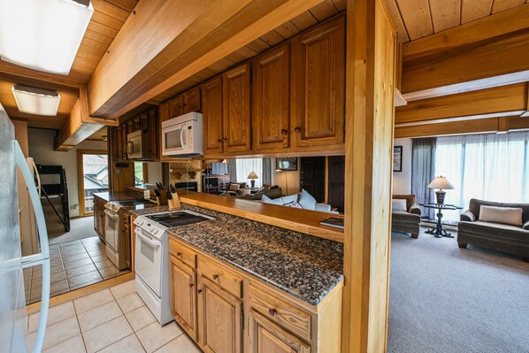 Huoneisto, 3 makuuhuonetta | Yksityinen keittiö | Uuni, kahvin-/teenkeitin, keittoastiat/astiat/ruokailuvälineet