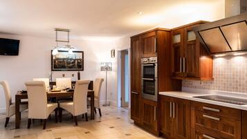 Fridge, microwave, stovetop, toaster