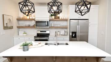 Een koelkast, een microgolfoven, een oven, een kookplaat