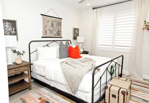 2 dormitorios, tabla de planchar con plancha, cuna de viaje y Internet